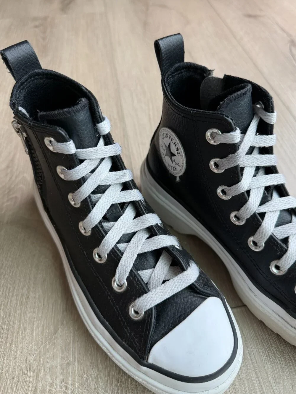 Converse Chuck Taylor Lugged Lift Leather High Top Big Kids US 3